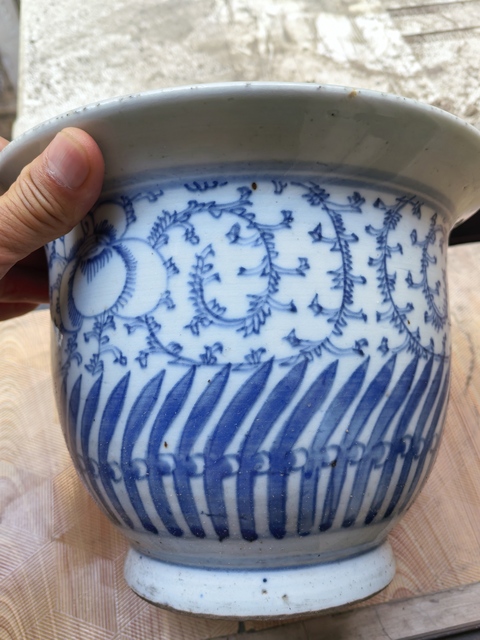 古玩陶瓷纏枝花卉紋青花花盆真品鑒賞圖