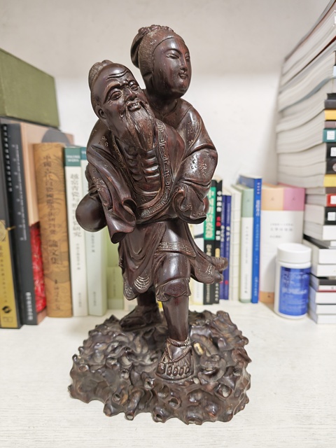 古玩雜項(xiàng)紅木雕刻的一對(duì)夫婦愛情故事真品鑒賞圖