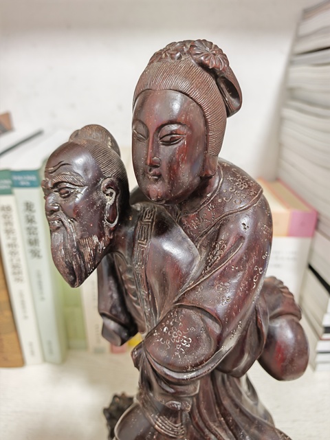 古玩雜項(xiàng)紅木雕刻的一對(duì)夫婦愛情故事真品鑒賞圖