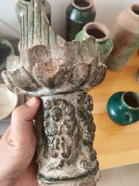 古玩陶瓷唐綠釉蓮花尊或燈殘件真品鑒賞圖