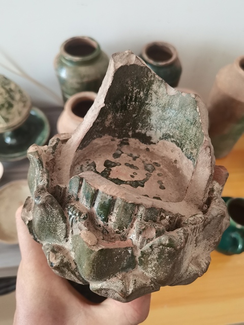 古玩陶瓷唐綠釉蓮花尊或燈殘件真品鑒賞圖