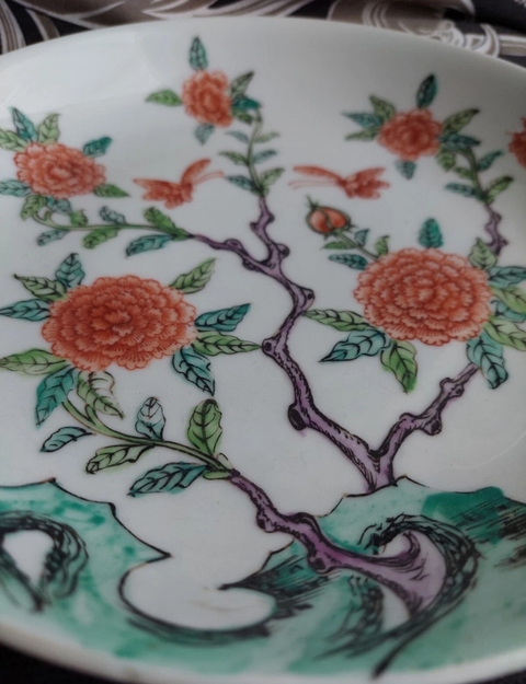古玩陶瓷五彩花蝶紋盤真品鑒賞圖