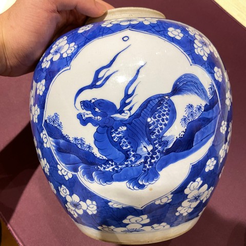 古玩陶瓷青花冰梅開窗獅子花卉紋罐真品鑒賞圖