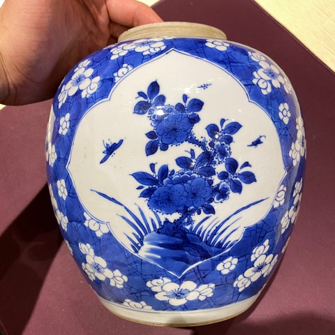 古玩陶瓷青花冰梅開窗獅子花卉紋罐真品鑒賞圖