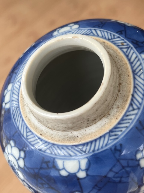 古玩陶瓷青花留白冰梅紋罐真品鑒賞圖