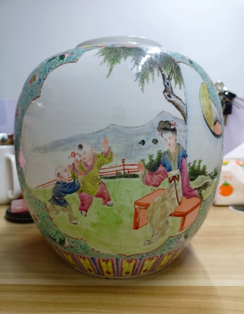 古玩陶瓷粉彩花卉開窗人物罐真品鑒賞圖