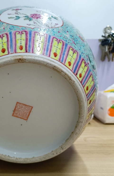 古玩陶瓷粉彩花卉開窗人物罐真品鑒賞圖