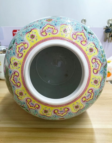 古玩陶瓷粉彩花卉開窗人物罐真品鑒賞圖
