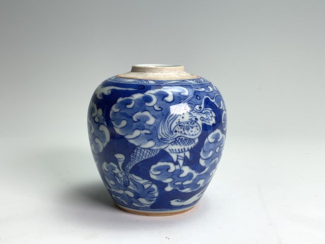 古玩陶瓷清晚期·青花留白云龍三現紋罐拍賣,當前價格416元