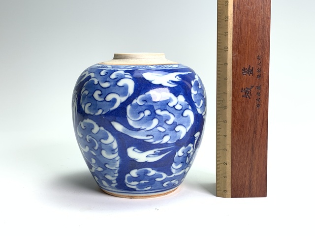 古玩陶瓷清晚期·青花留白云龍三現紋罐拍賣,當前價格416元