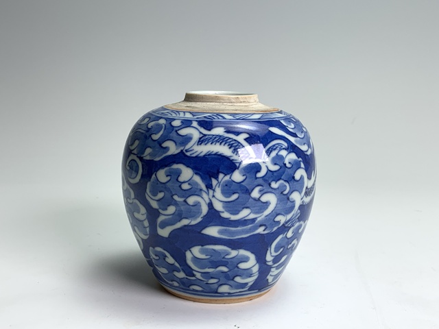 古玩陶瓷清晚期·青花留白云龍三現紋罐拍賣,當前價格416元