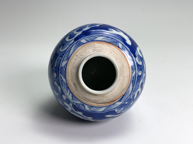 古玩陶瓷清晚期·青花留白云龍三現紋罐拍賣,當前價格416元