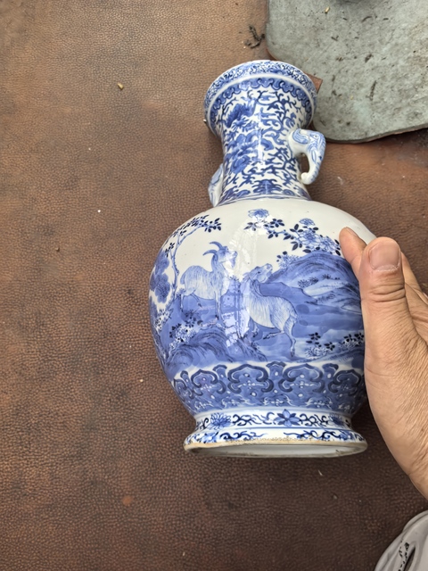 古玩陶瓷青花山水通景牧羊圖雙耳瓶真品鑒賞圖