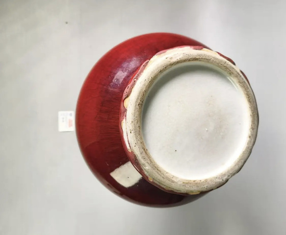 古玩陶瓷紅釉賞瓶真品鑒賞圖