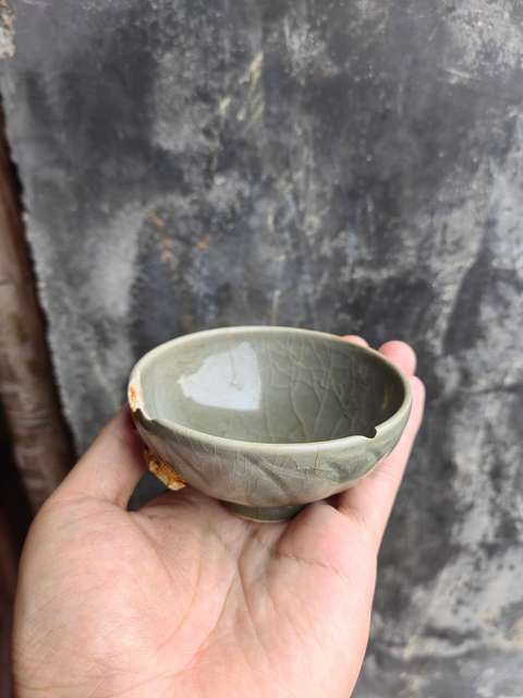 古玩陶瓷龍泉青瓷刻仰蓮紋茶盞真品鑒賞圖