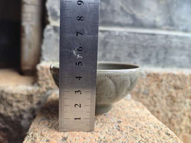 古玩陶瓷龍泉青瓷刻仰蓮紋茶盞真品鑒賞圖