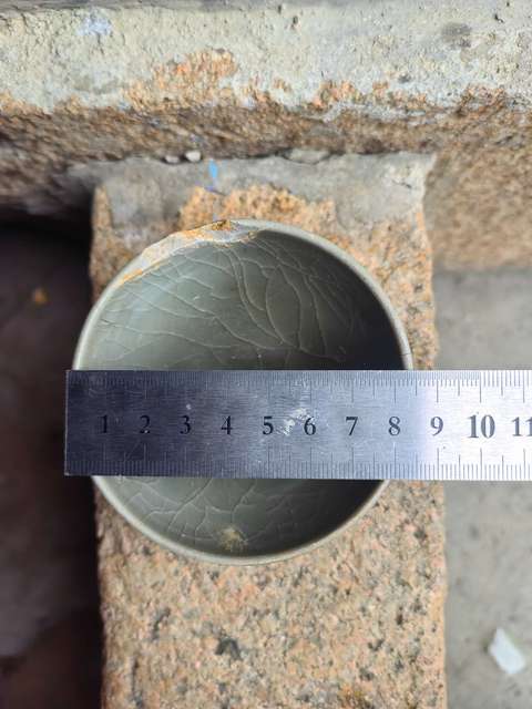 古玩陶瓷龍泉青瓷刻仰蓮紋茶盞真品鑒賞圖