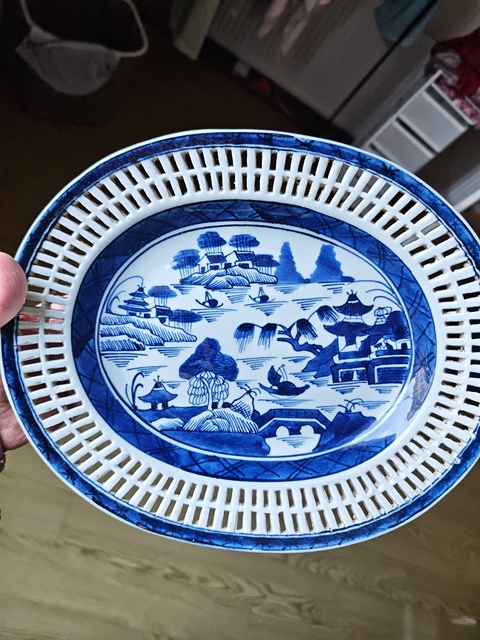 古玩陶瓷青花山水人物鏤空盤真品鑒賞圖