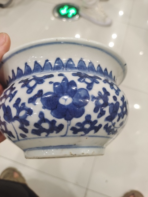 古玩陶瓷青花纏枝花卉紋香爐真品鑒賞圖
