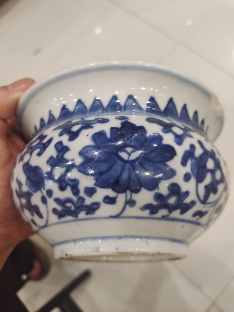 古玩陶瓷青花纏枝花卉紋香爐真品鑒賞圖