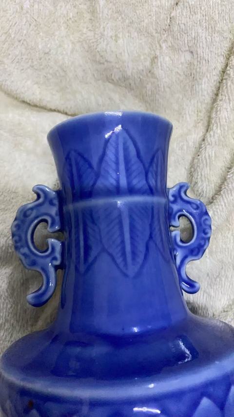 古玩陶瓷天藍釉暗刻花卉紋雙耳瓶真品鑒賞圖