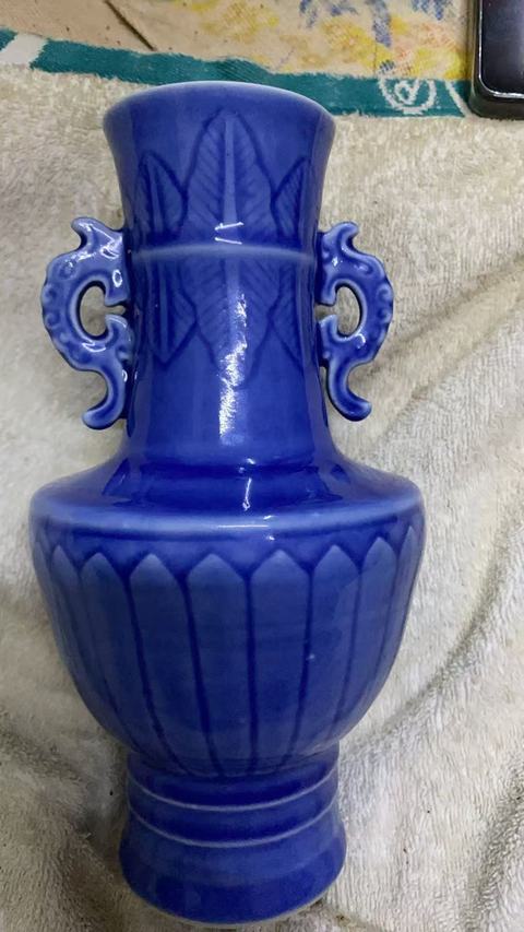 古玩陶瓷天藍釉暗刻花卉紋雙耳瓶真品鑒賞圖