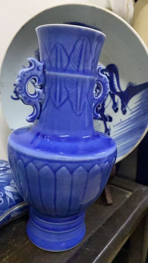 古玩陶瓷天藍釉暗刻花卉紋雙耳瓶真品鑒賞圖