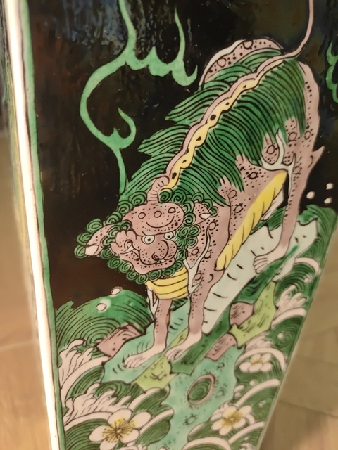 古玩陶瓷素三彩瑞獸紋天圓地方棒槌瓶真品鑒賞圖