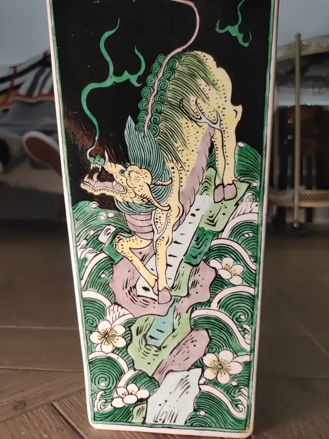 古玩陶瓷素三彩瑞獸紋天圓地方棒槌瓶真品鑒賞圖