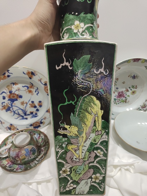 古玩陶瓷素三彩瑞獸紋天圓地方棒槌瓶真品鑒賞圖
