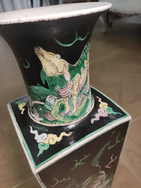 古玩陶瓷素三彩瑞獸紋天圓地方棒槌瓶真品鑒賞圖