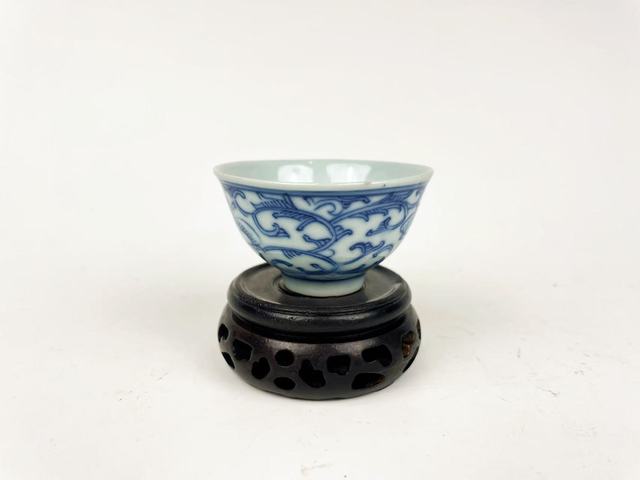 古玩陶瓷清中期·青花花蝶紋茶杯拍賣,當(dāng)前價格0元