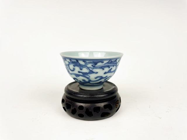 古玩陶瓷清中期·青花花蝶紋茶杯拍賣,當(dāng)前價格0元
