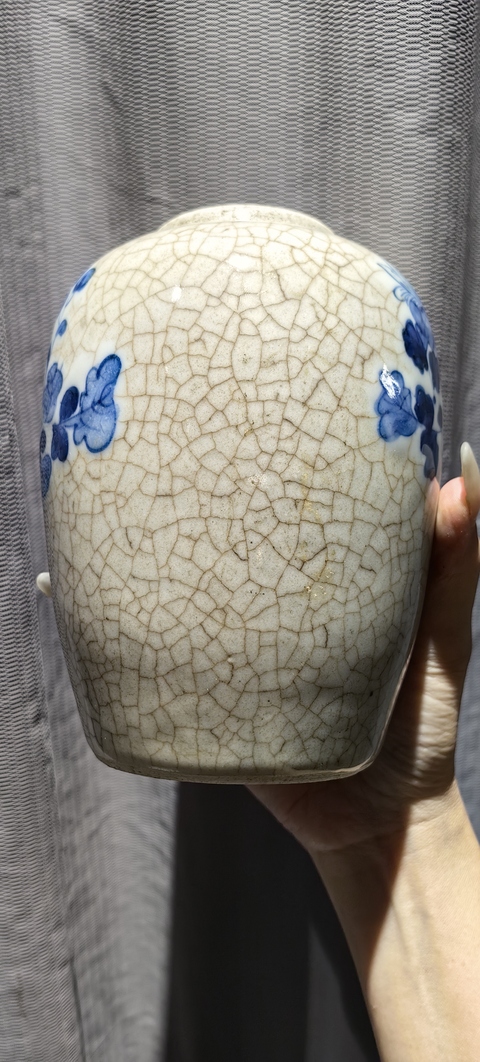 古玩陶瓷哥釉地青花花鳥紋罐真品鑒賞圖