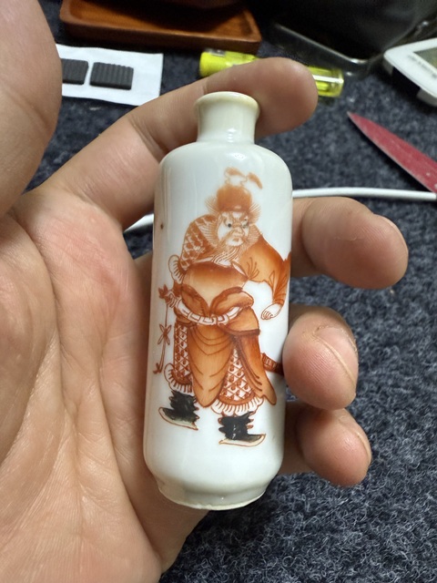 古玩陶瓷礬紅鼻煙壺真品鑒賞圖