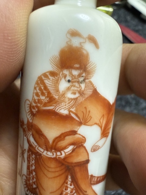 古玩陶瓷礬紅鼻煙壺真品鑒賞圖