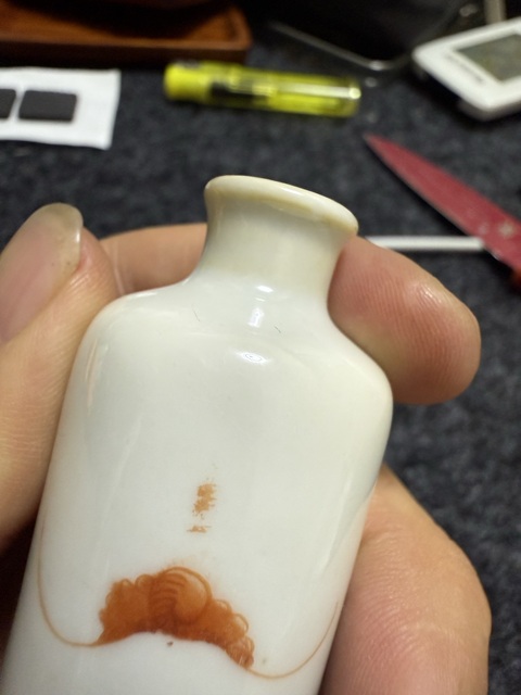 古玩陶瓷礬紅鼻煙壺真品鑒賞圖