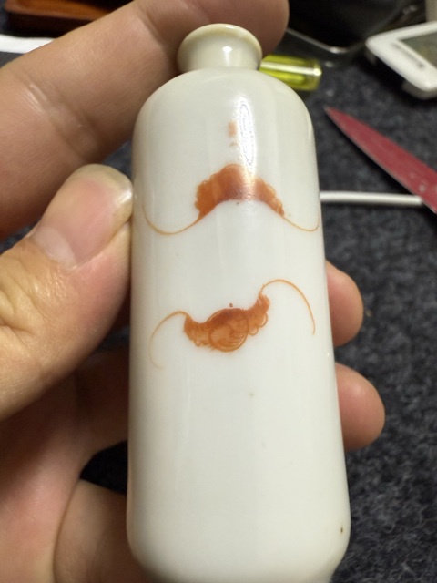 古玩陶瓷礬紅鼻煙壺真品鑒賞圖