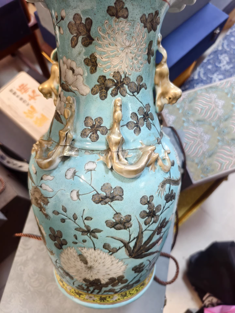 古玩陶瓷花間龍紋粉彩瓶真品鑒賞圖