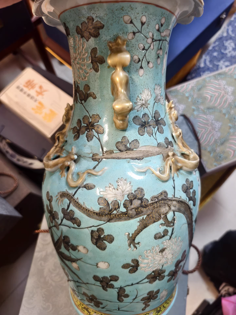 古玩陶瓷花間龍紋粉彩瓶真品鑒賞圖
