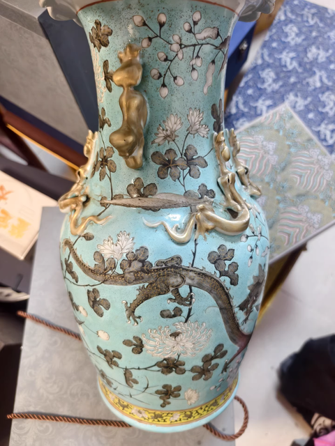 古玩陶瓷花間龍紋粉彩瓶真品鑒賞圖