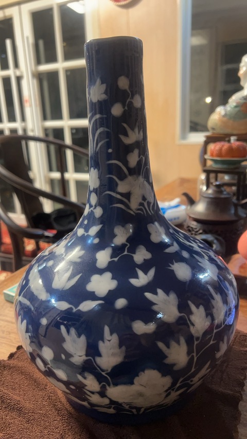 古玩陶瓷霽藍釉堆白花卉紋荸薺瓶真品鑒賞圖