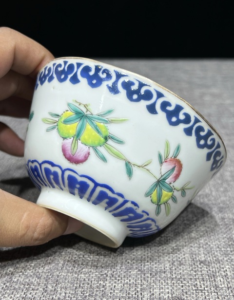 古玩陶瓷桃紋粉彩杯真品鑒賞圖