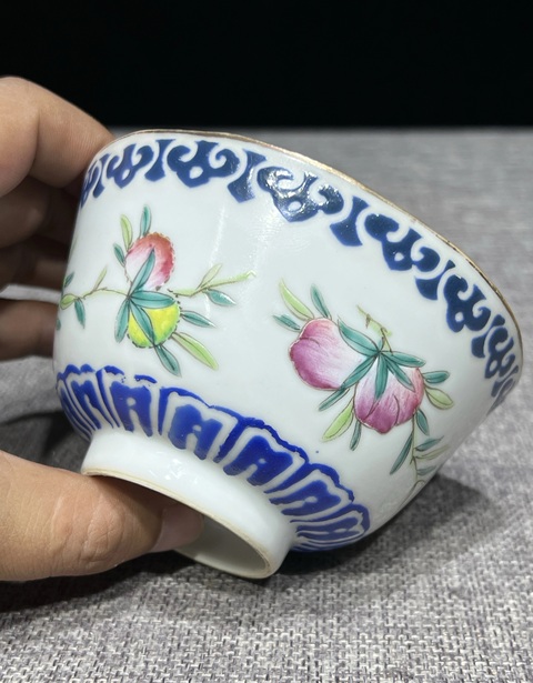 古玩陶瓷桃紋粉彩杯真品鑒賞圖