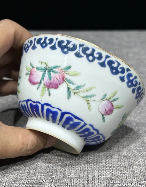 古玩陶瓷桃紋粉彩杯真品鑒賞圖