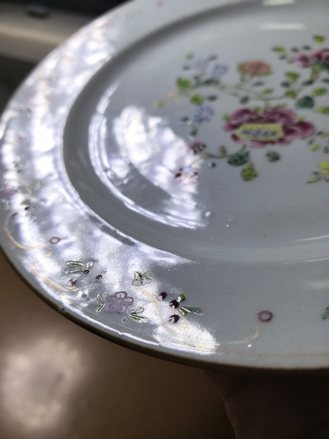 古玩陶瓷乾隆粉彩花卉紋盤真品鑒賞圖