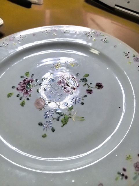 古玩陶瓷乾隆粉彩花卉紋盤真品鑒賞圖