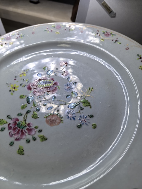 古玩陶瓷乾隆粉彩花卉紋盤真品鑒賞圖