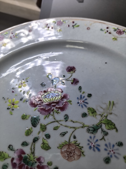 古玩陶瓷乾隆粉彩花卉紋盤真品鑒賞圖