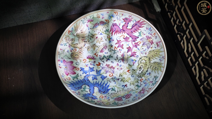 古玩陶瓷粉彩夔鳳紋盤真品鑒賞圖
